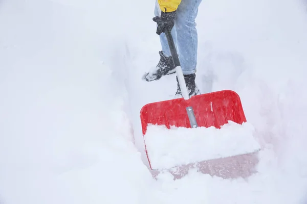 Hombre Limpiando Nieve Con Pala Aire Libre Primer Plano —  Fotos de Stock