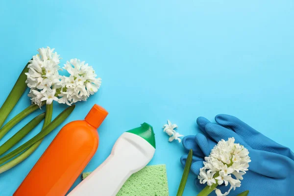 Composición Con Flores Primavera Artículos Limpieza Sobre Fondo Azul Claro — Foto de Stock