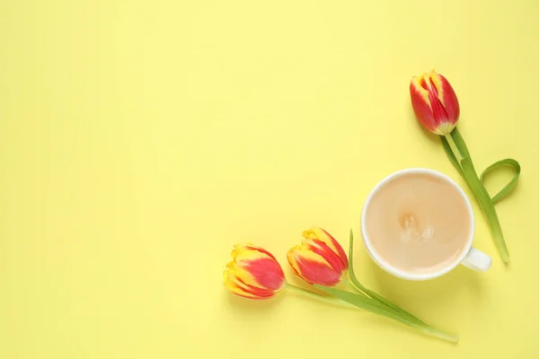 Kopje Koffie Tulpen Gele Achtergrond Plat Gelegd Ruimte Voor Tekst — Stockfoto