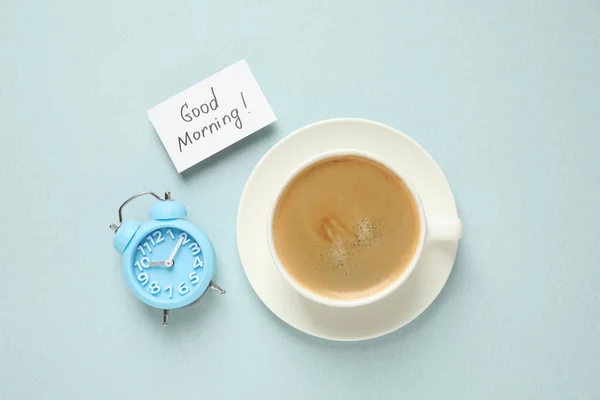 おいしいコーヒー 目覚まし時計と光の背景に良い朝の願いを持つカード フラットレイ — ストック写真