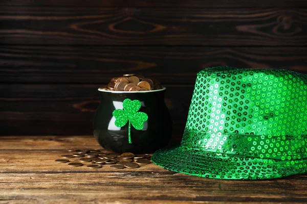 Cappello Leprecauno Verde Pentola Con Monete Oro Sul Tavolo Legno — Foto Stock