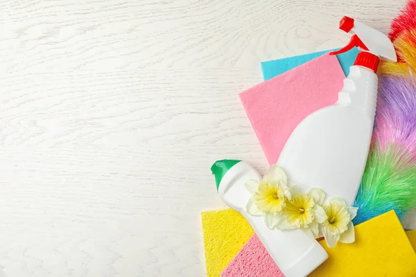 Flache Liegekomposition Mit Frühlingsblumen Und Putzmitteln Auf Weißem Holztisch Raum — Stockfoto