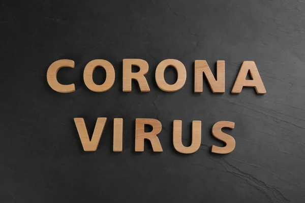 Słowa Corona Virus Wykonane Liter Drewnianych Czarnym Stole Widok Góry — Zdjęcie stockowe