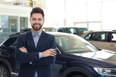 Modern araba salonunda genç ve mutlu bir satıcı.