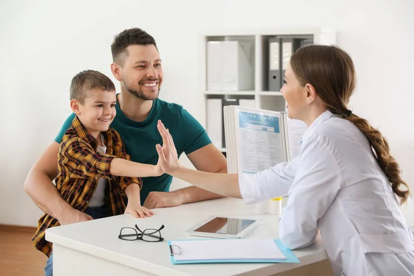 Vader Zoon Bezoek Bij Een Kinderarts Dokter Werkt Met Weinig — Stockfoto