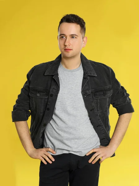 Retrato Joven Sobre Fondo Amarillo — Foto de Stock