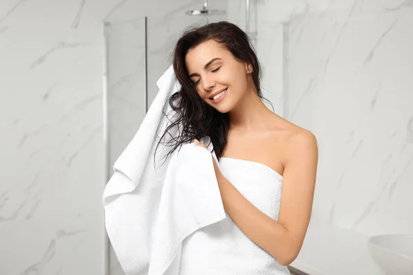 Młoda Kobieta Suszenie Włosów Ręcznikiem Łazience — Zdjęcie stockowe