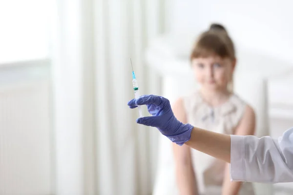 Médico Segurando Seringa Com Vacina Contra Varicela Para Criança Clínica — Fotografia de Stock