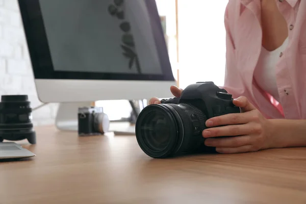 Fotógrafo Profesional Con Cámara Trabajando Mesa Oficina Primer Plano — Foto de Stock