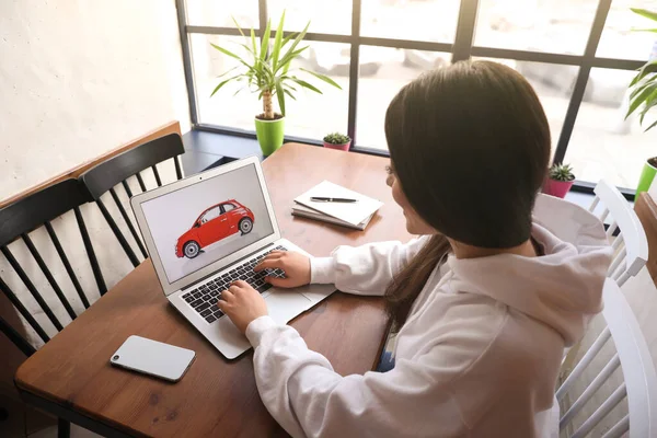 Mulher Usando Laptop Para Comprar Carro Mesa Madeira Dentro Casa — Fotografia de Stock