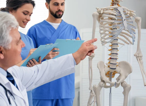 Professional Orthopedist Teaching Medical Students Clinic Closeup — Stockfoto