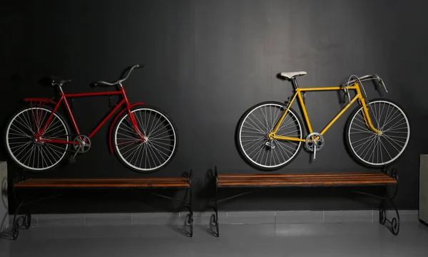 Bicicletas Color Colgando Pared Negra Interiores — Foto de Stock