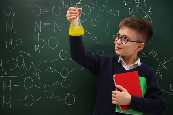 Schoolboy Segurando Balão Cadernos Perto Quadro Negro Com Fórmulas Químicas — Fotografia de Stock