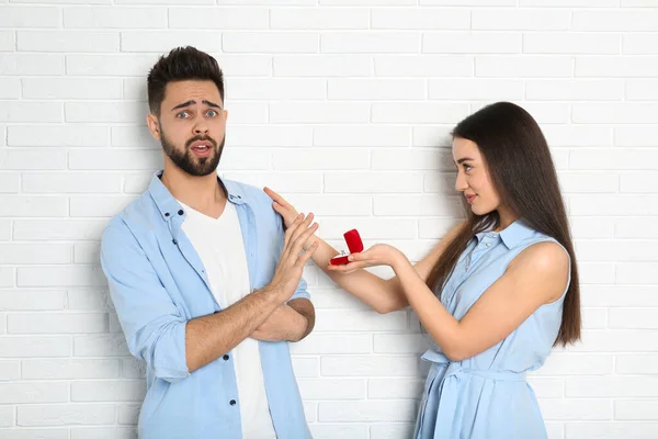 Jeune Homme Rejetant Bague Fiançailles Petite Amie Près Mur Briques — Photo