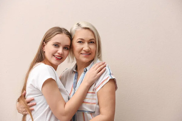 Mutter Und Ihre Erwachsene Tochter Auf Beigem Hintergrund Raum Für — Stockfoto