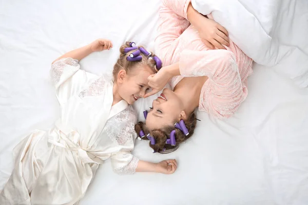 Boldog Anya Lánya Hajcsavarókkal Fekszik Ágyon Felülnézet — Stock Fotó