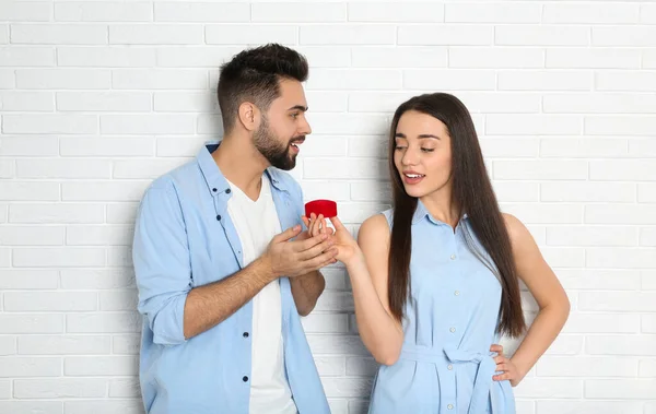 Jeune Femme Avec Bague Fiançailles Faisant Demande Mariage Son Petit — Photo