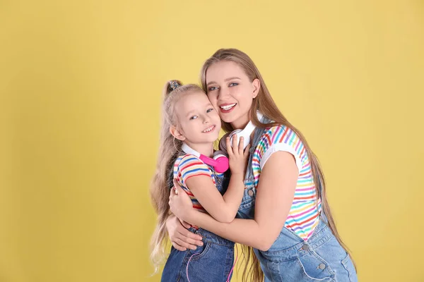 Glückliche Mutter Und Kleine Tochter Auf Gelbem Hintergrund — Stockfoto