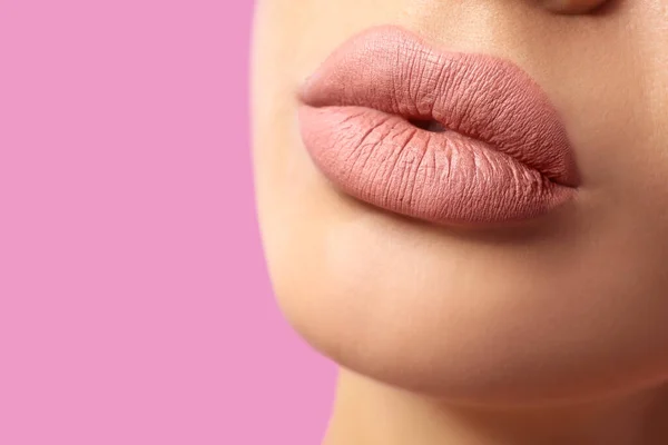 Mujer Con Lápiz Labial Mate Sobre Fondo Rosa Primer Plano — Foto de Stock