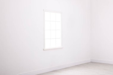 Beyaz duvardaki basit vintage pencere.