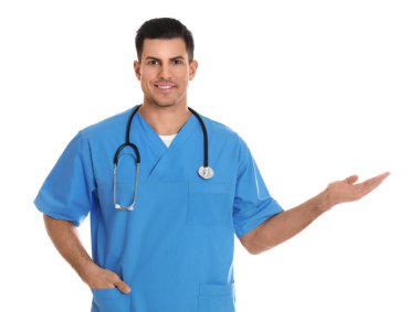 Beyaz arka planda steteskoplu doktor portresi