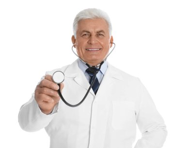 beyaz zemin üzerine stetoskop ile kıdemli doktor