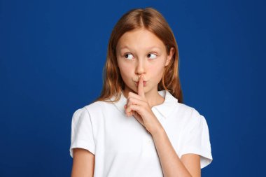 Mavi arka planda duygusal reşit olmayan kız portresi