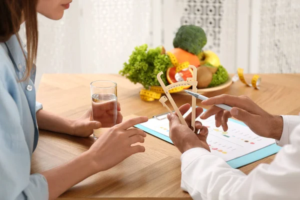 Nutritionist Consulting Patient Table Clinic Closeup — Stock Photo, Image