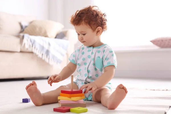 Niedliches Kleines Kind Spielt Hause Mit Spielzeug Auf Dem Boden — Stockfoto