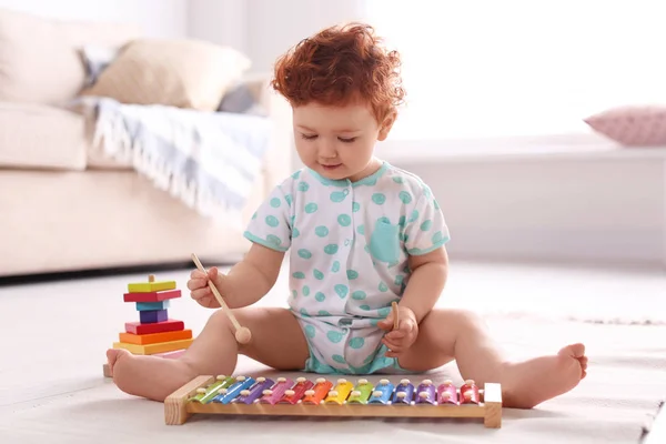 Niedliches Kleines Kind Spielt Hause Mit Xylophon Auf Dem Boden — Stockfoto