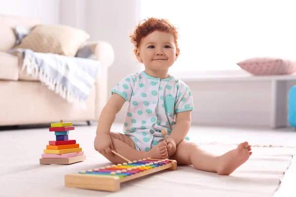 Niedliches Kleines Kind Spielt Hause Mit Xylophon Auf Dem Boden — Stockfoto