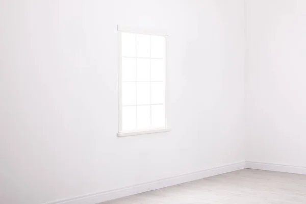 Beyaz Duvardaki Basit Vintage Pencere — Stok fotoğraf