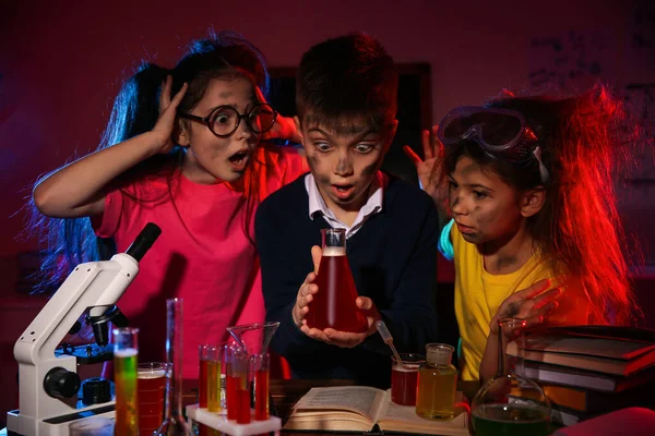 Barn Som Gör Kemisk Forskning Laboratorium Farligt Experiment — Stockfoto
