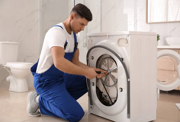 Professionele Loodgieter Repareren Wasmachine Badkamer — Stockfoto