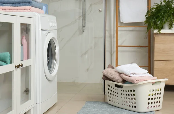 Çamaşırhane Çamaşır Makinesine Banyo Sepeti — Stok fotoğraf