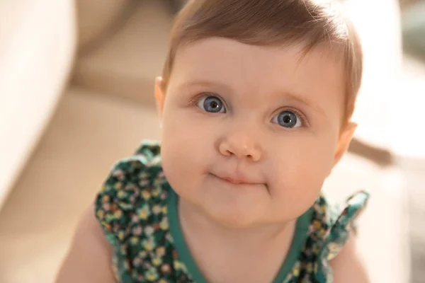 かわいいです赤ん坊女の子の肖像 ホーム — ストック写真
