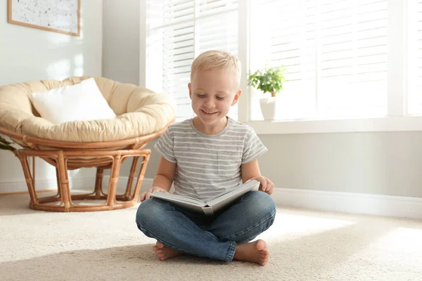 Mignon Petit Garçon Lecture Livre Sur Sol Maison — Photo