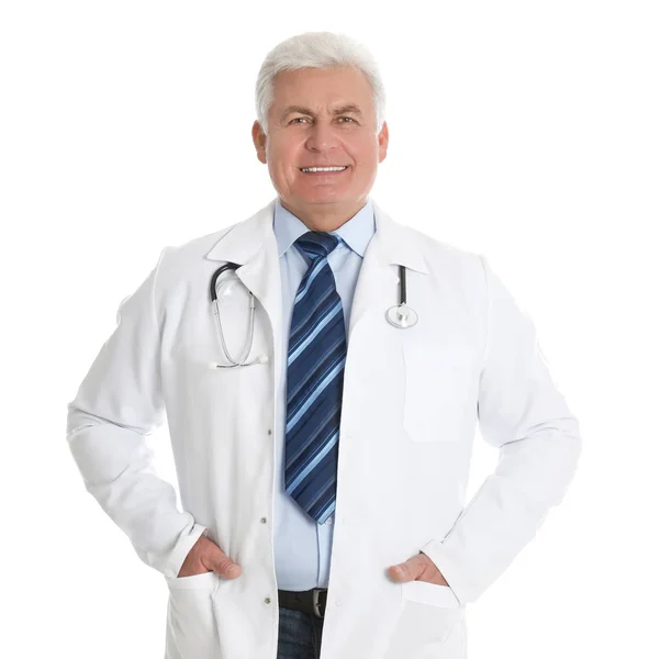 高级医生用听诊器在白色背景上 — 图库照片