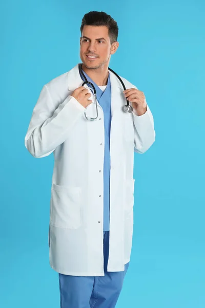 青い背景に聴診器を持つ医師の肖像 ロイヤリティフリーのストック画像