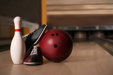 Bowling kulübünde iğne, ayakkabı ve top.
