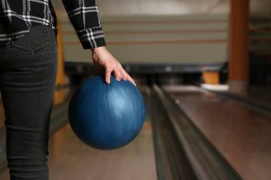 Bowling kulübündeki kadın, yakın plan. Metin için boşluk