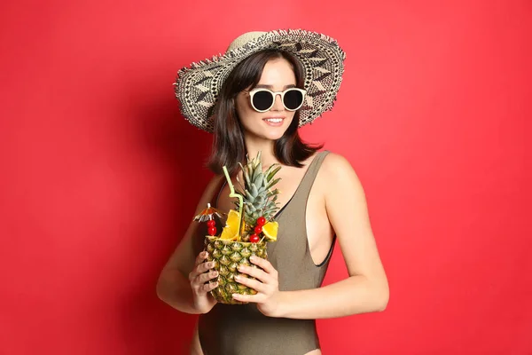 Schöne Frau Eleganten Badeanzug Mit Tropischem Cocktail Auf Rotem Hintergrund — Stockfoto