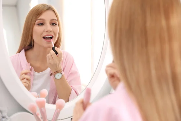 Mulher Bonita Aplicando Maquiagem Perto Espelho Dentro Casa — Fotografia de Stock