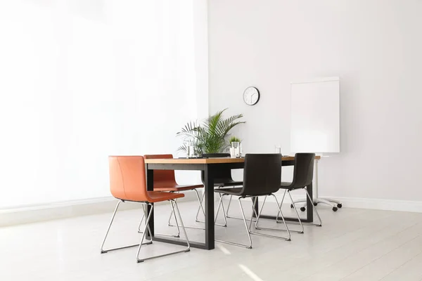 简单的办公室内部 有很大的桌子和椅子 — 图库照片
