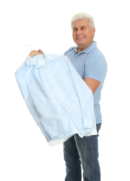 Senior Man Met Hanger Met Shirt Plastic Zak Witte Achtergrond — Stockfoto