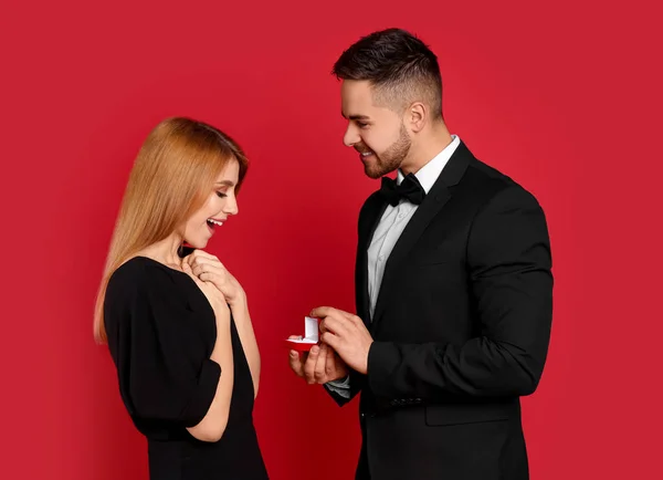 Άντρας Δαχτυλίδι Αρραβώνων Κάνει Πρόταση Γάμου Στην Κοπέλα Του Κόκκινο — Φωτογραφία Αρχείου