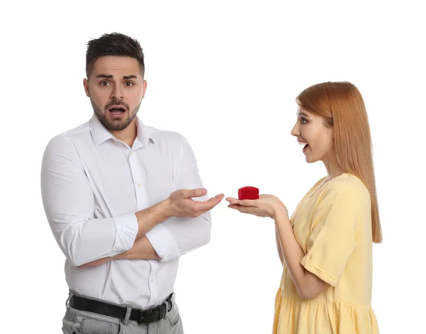 Junge Frau Mit Verlobungsring Macht Ihrem Freund Heiratsantrag Auf Weißem — Stockfoto