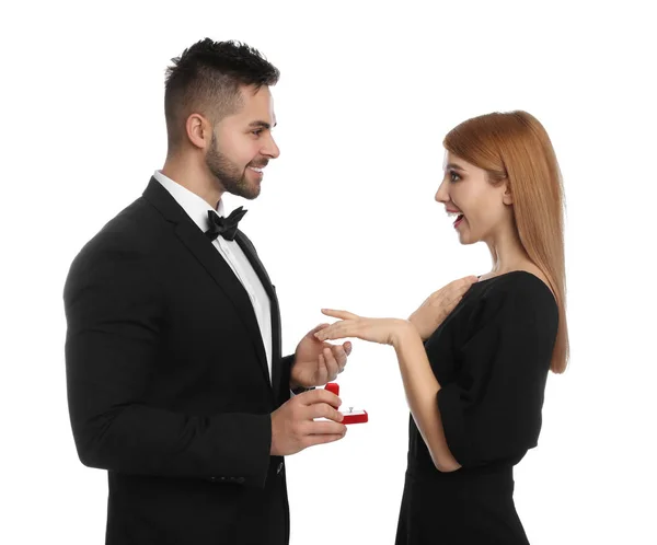 Mann Mit Verlobungsring Macht Freundin Heiratsantrag Auf Weißem Hintergrund — Stockfoto