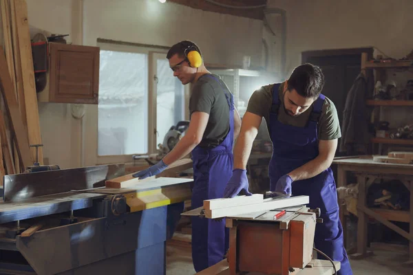 Professionele Timmerlieden Werkend Met Hout Winkel — Stockfoto