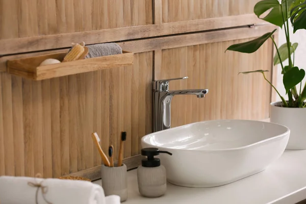 モダンなバスルームで木製の壁の近くにスタイリッシュな容器シンク — ストック写真